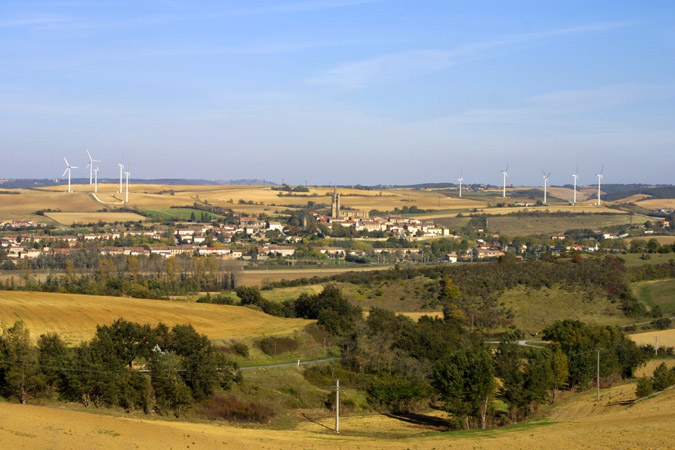 Photo d'Avignonet avec les éoliennes