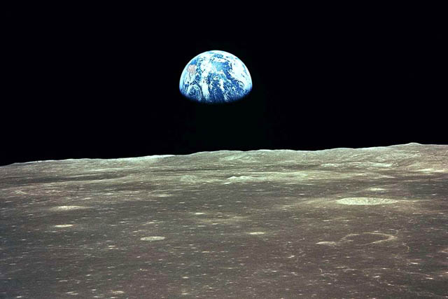 Image de la Terre sur l'horizon de la Lune