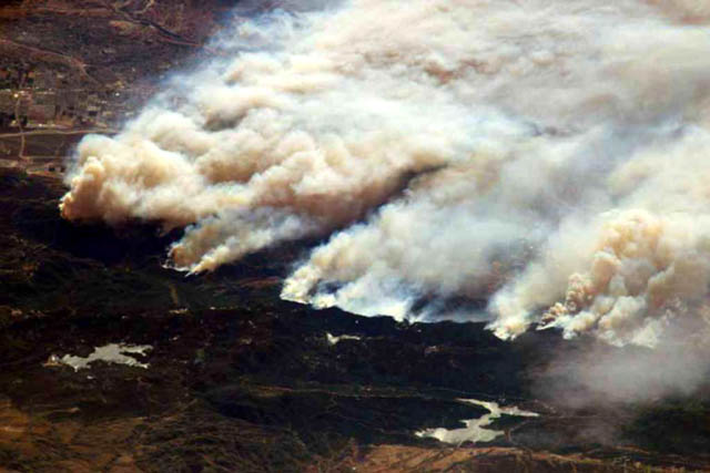 Vue aérienne d'incendies de déforestation