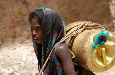 Porteuse d'eau en Éthiopie